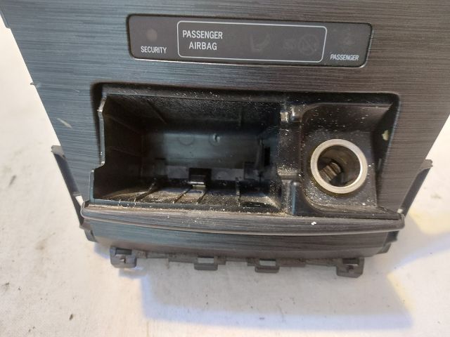 bontott TOYOTA AVENSIS T27 Első Hamutartó