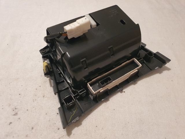 bontott TOYOTA AVENSIS T27 Első Hamutartó