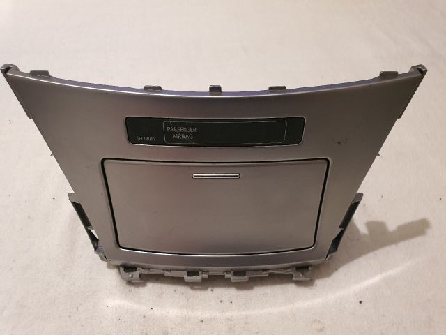 bontott TOYOTA AVENSIS T27 Első Hamutartó