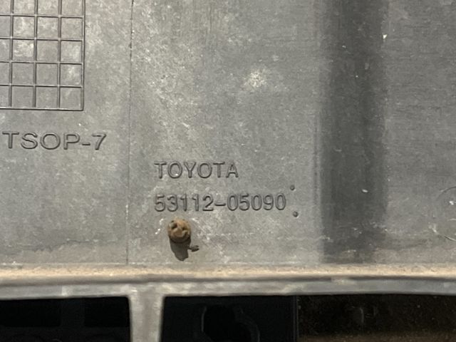 bontott TOYOTA AVENSIS T27 Első Lökhárító Alsó Középső Díszrács