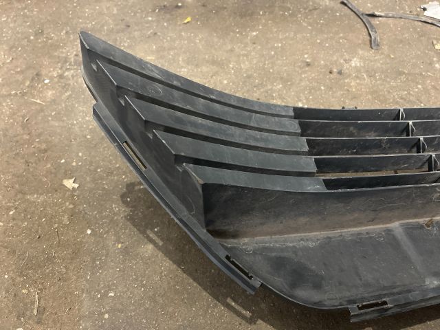 bontott TOYOTA AVENSIS T27 Első Lökhárító Alsó Középső Díszrács