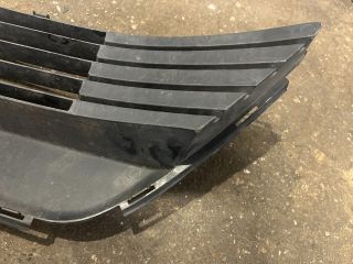 bontott TOYOTA AVENSIS T27 Első Lökhárító Alsó Középső Díszrács