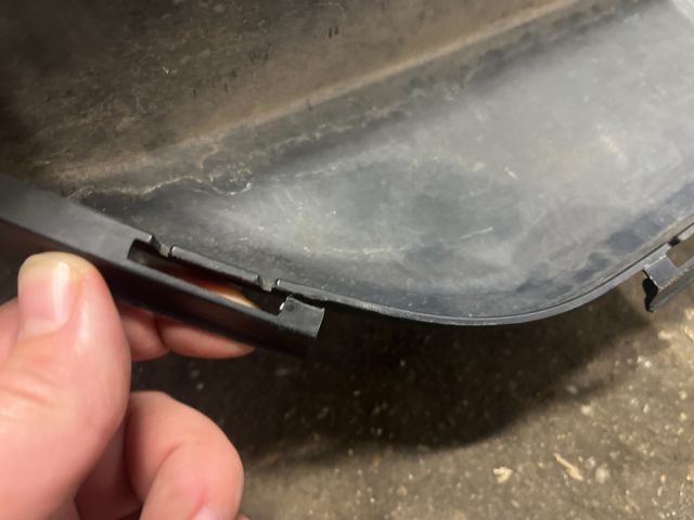 bontott TOYOTA AVENSIS T27 Első Lökhárító Alsó Középső Díszrács