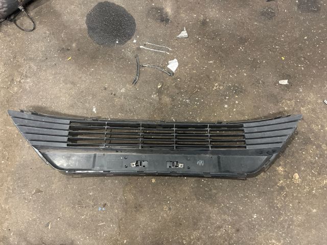 bontott TOYOTA AVENSIS T27 Első Lökhárító Alsó Középső Díszrács