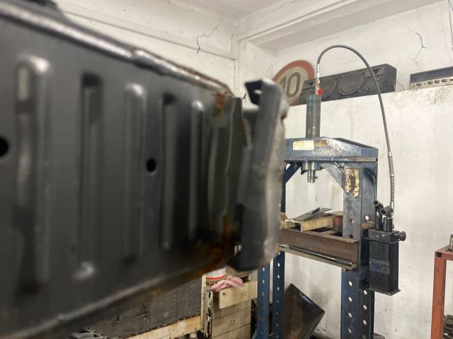 bontott TOYOTA AVENSIS T27 Első Lökhárító Merevítő (Fém)