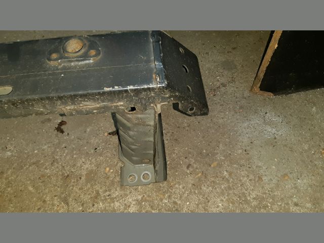 bontott TOYOTA AVENSIS T27 Első Lökhárító Merevítő (Fém)