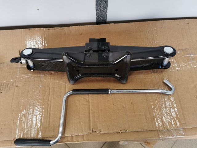 bontott TOYOTA AVENSIS T27 Emelő