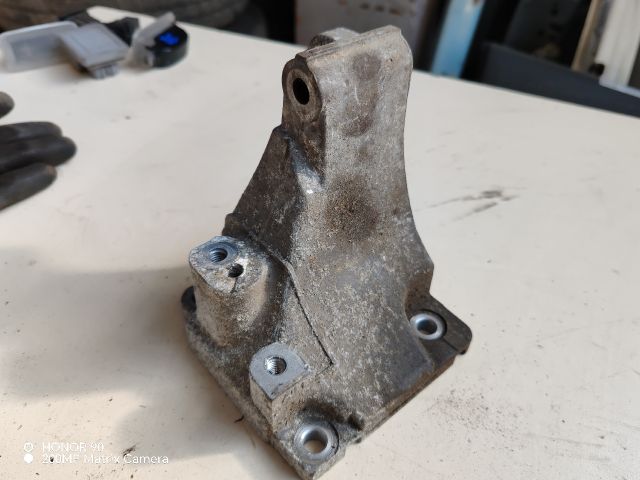 bontott TOYOTA AVENSIS T27 Tartó Bak