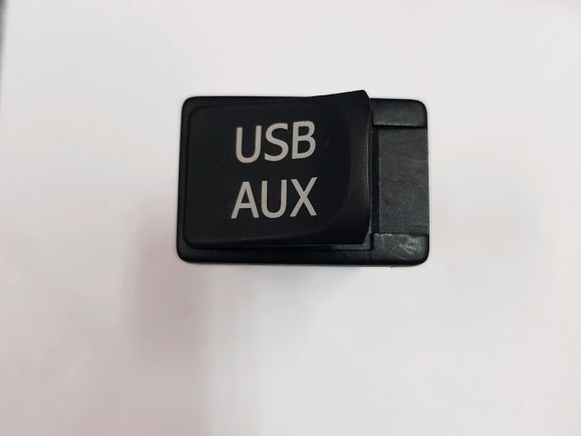 bontott TOYOTA AVENSIS T27 USB Aljzat