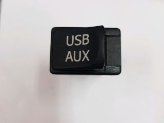 bontott TOYOTA AVENSIS T27 USB Aljzat