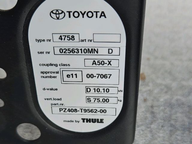 bontott TOYOTA AVENSIS T27 Vonóhorog