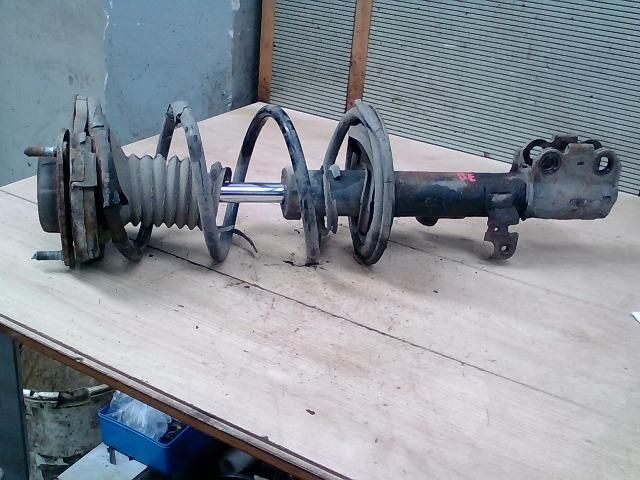 bontott TOYOTA AVENSIS VERSO Bal első Lengéscsillapító