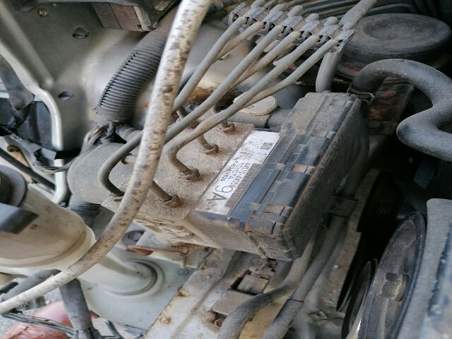 bontott TOYOTA AVENSIS VERSO Biztosítéktábla Motortér