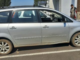 bontott TOYOTA AVENSIS VERSO Jobb első Rugó