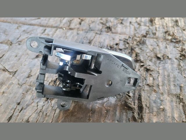 bontott TOYOTA AVENSIS VERSO Bal hátsó Belső Kilincs