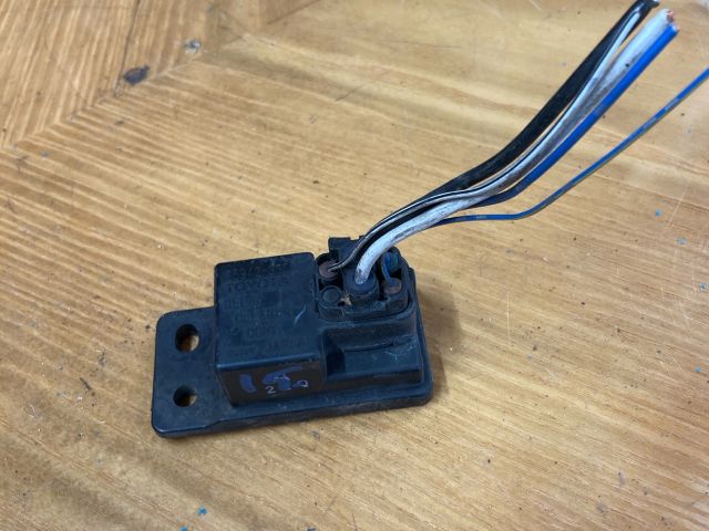 bontott TOYOTA AVENSIS VERSO Relé