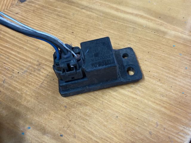 bontott TOYOTA AVENSIS VERSO Relé