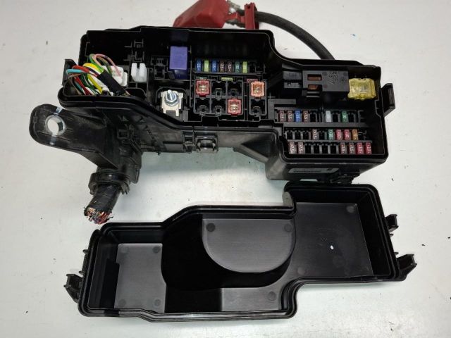 bontott TOYOTA AYGO Biztosítéktábla Motortér