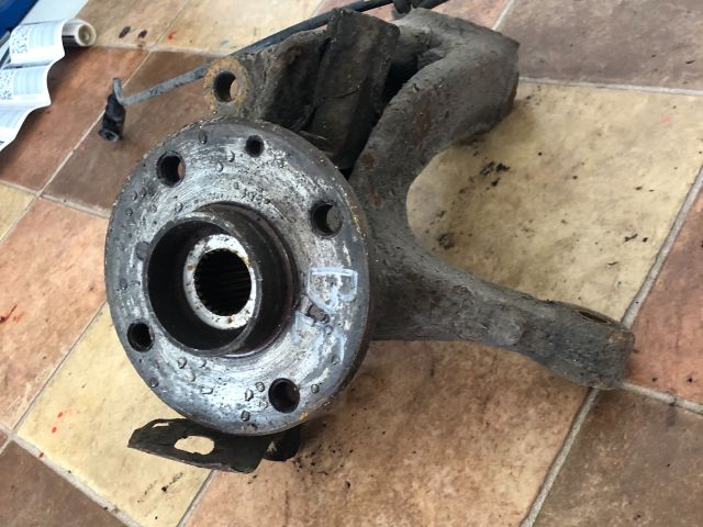 bontott TOYOTA AYGO Bal első Csonkállvány Kerékaggyal