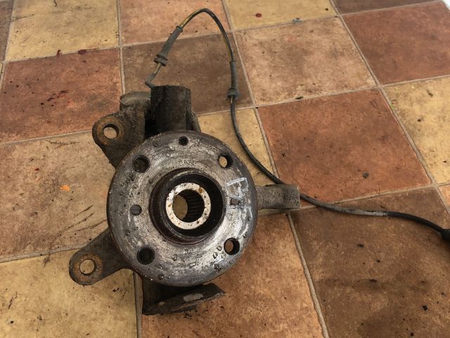 bontott TOYOTA AYGO Bal első Csonkállvány Kerékaggyal