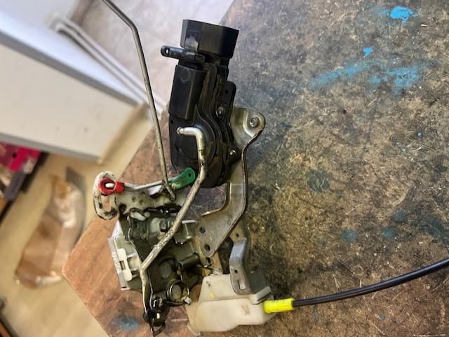 bontott TOYOTA AYGO Bal első Ajtózár