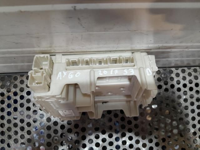 bontott TOYOTA AYGO Biztosítéktábla Utastér