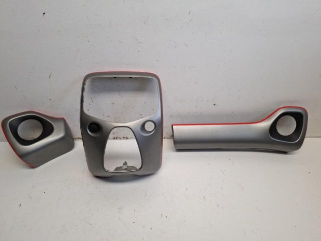 bontott TOYOTA AYGO Középső Műszerfal Díszléc