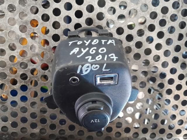 bontott TOYOTA AYGO Szivargyújtó Aljzat