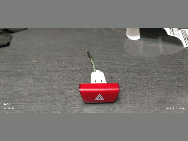 bontott TOYOTA AYGO Vészvillogó Kapcsoló