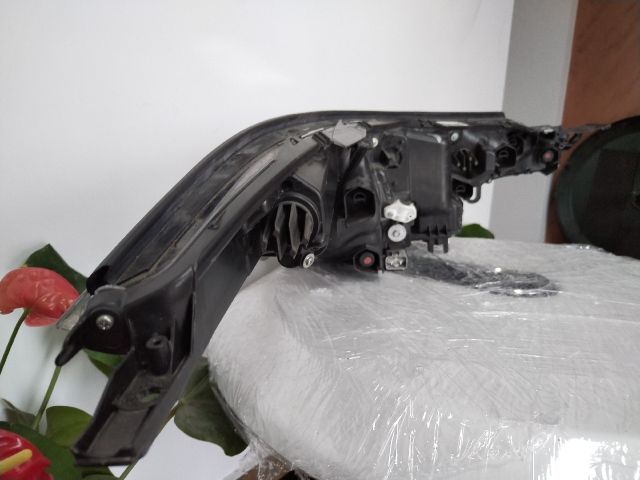 bontott TOYOTA C-HR Bal Fényszóró