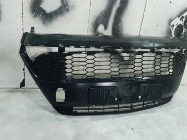 bontott TOYOTA C-HR Első Lökhárító Alsó Középső Díszrács