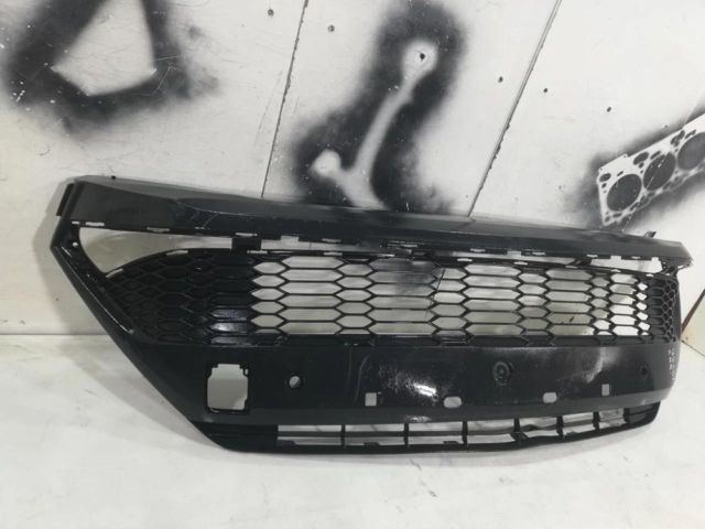 bontott TOYOTA C-HR Első Lökhárító Alsó Középső Díszrács