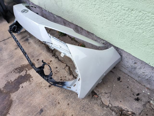 bontott TOYOTA C-HR Első Lökhárító (Részeivel)