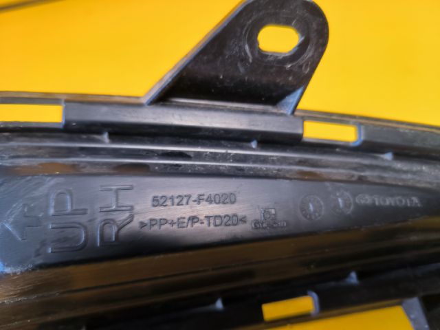 bontott TOYOTA C-HR Jobb első Lökhárító Díszléc