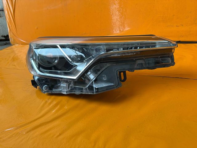 bontott TOYOTA C-HR Jobb Fényszóró