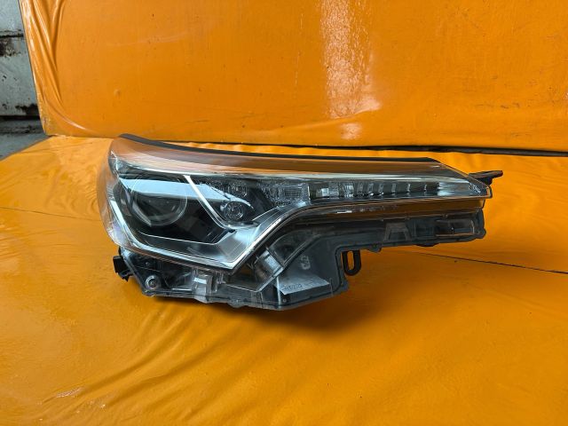 bontott TOYOTA C-HR Jobb Fényszóró