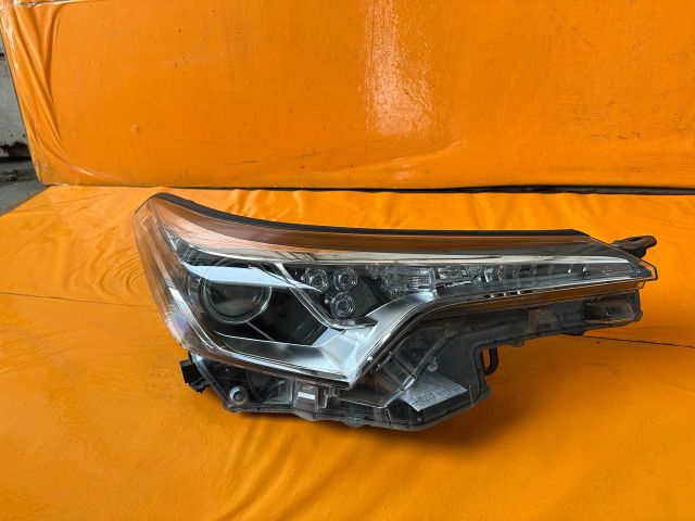 bontott TOYOTA C-HR Jobb Fényszóró