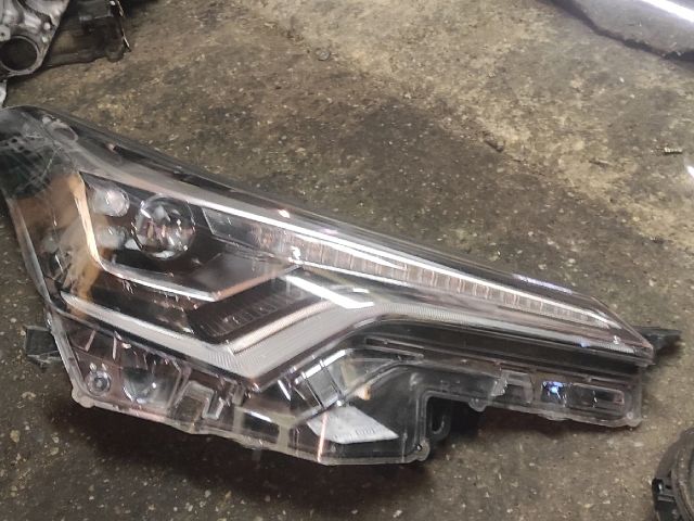 bontott TOYOTA C-HR Jobb Ledes Fényszóró