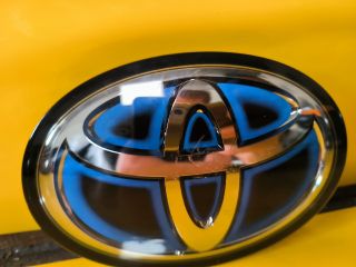 bontott TOYOTA CAMRY Első Embléma