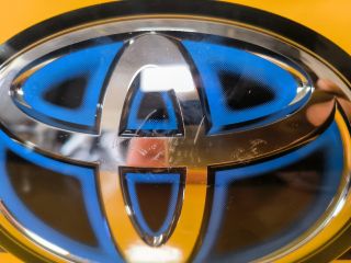 bontott TOYOTA CAMRY Első Embléma