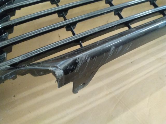 bontott TOYOTA CAMRY Első Lökhárító Alsó Középső Díszrács