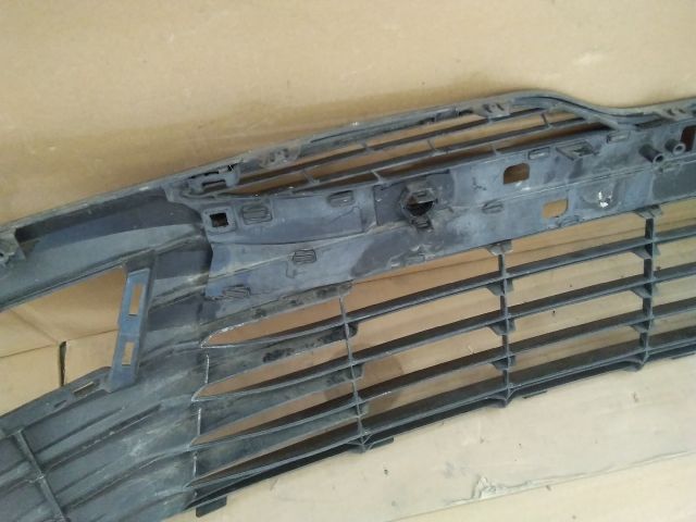 bontott TOYOTA CAMRY Első Lökhárító Alsó Középső Díszrács