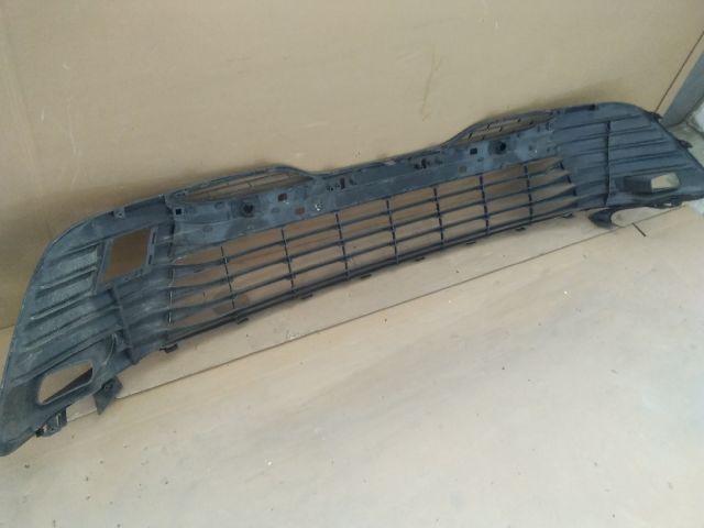 bontott TOYOTA CAMRY Első Lökhárító Alsó Középső Díszrács