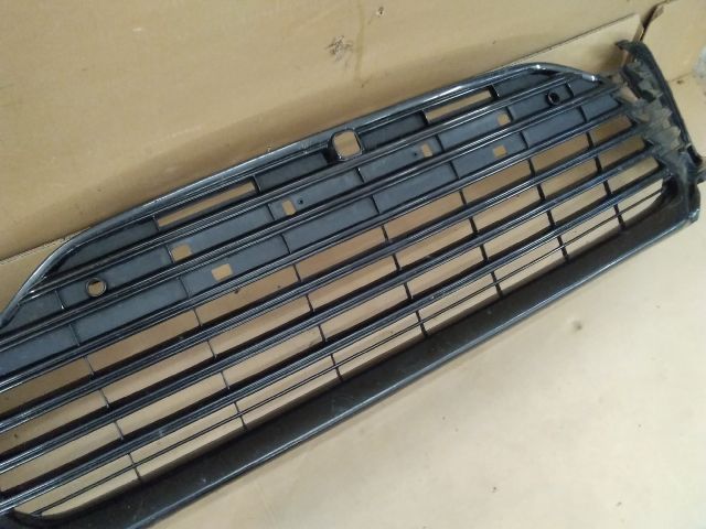 bontott TOYOTA CAMRY Első Lökhárító Alsó Középső Díszrács