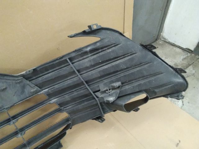 bontott TOYOTA CAMRY Első Lökhárító Alsó Középső Díszrács