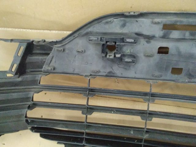 bontott TOYOTA CAMRY Első Lökhárító Alsó Középső Díszrács