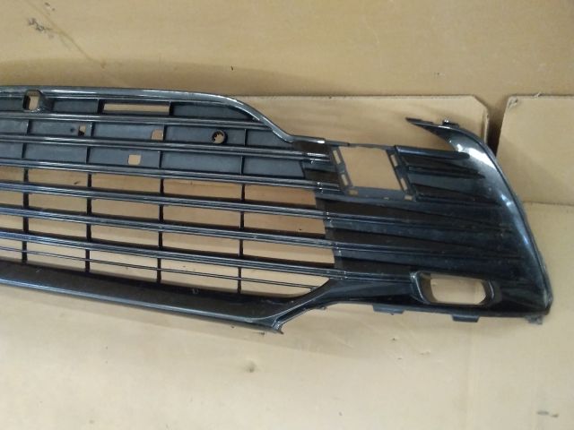 bontott TOYOTA CAMRY Első Lökhárító Alsó Középső Díszrács