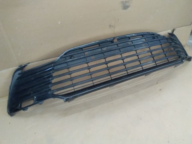 bontott TOYOTA CAMRY Első Lökhárító Alsó Középső Díszrács