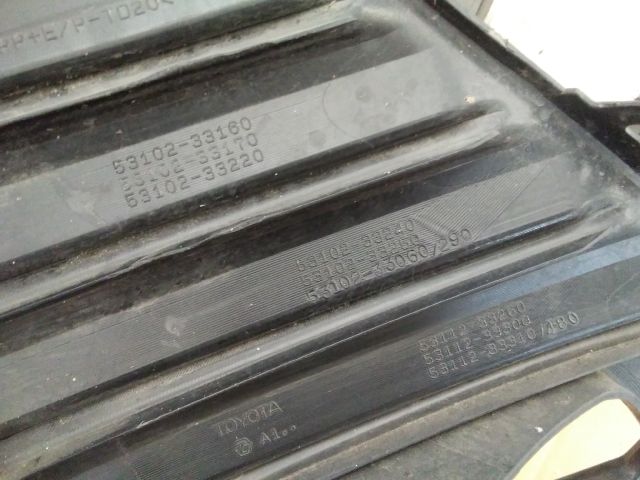 bontott TOYOTA CAMRY Első Lökhárító Alsó Középső Díszrács