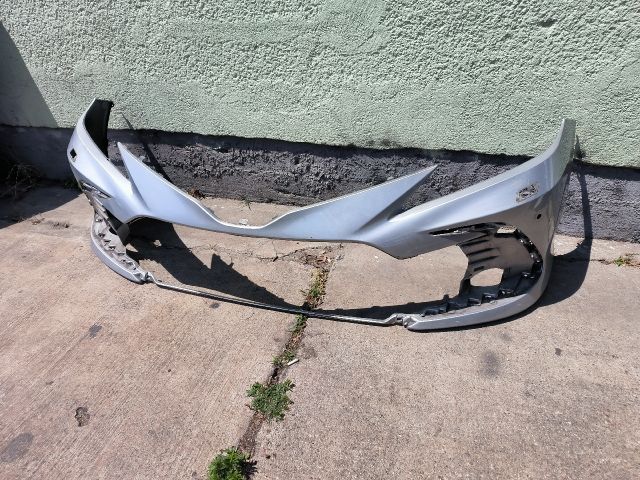 bontott TOYOTA CAMRY Első Lökhárító (Üresen)